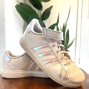 Used kids Adidas Velcro sneaker 3